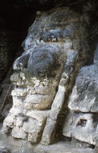 紀元前200年、ピラミッドのマスク